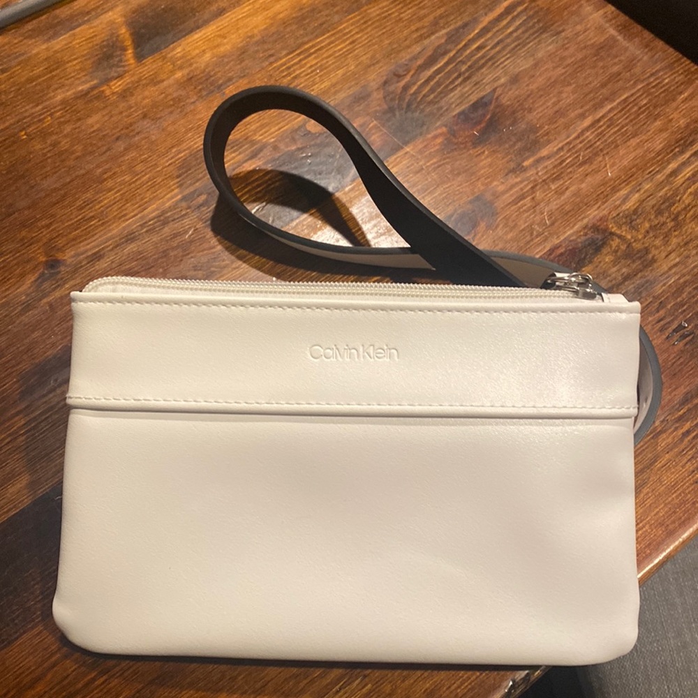 Calvin Klein
Fanny back adjustable size buckle